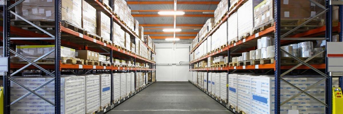 Estanterías industriales con grandes paquetes de construcción en un almacén de tamaño medio